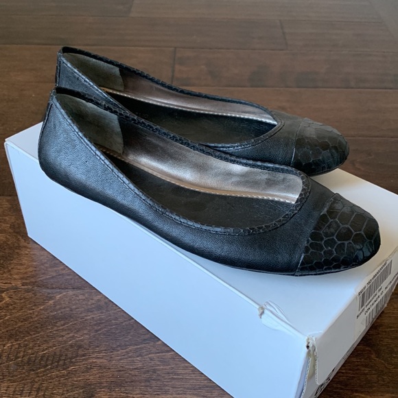 BANANA REPUBLIC Leather Snakeskin Detail Flats - Picture 4 of 16